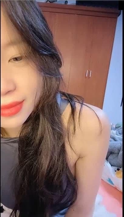จับหน้าอกใหญ่ของเธอล้อเล่นอย่างลับ ๆ