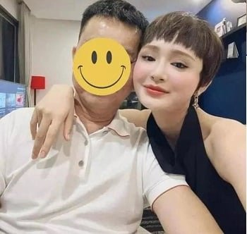 คู่รักที่มีความสุขในลิฟต์เต็มไปด้วยความปรารถนา