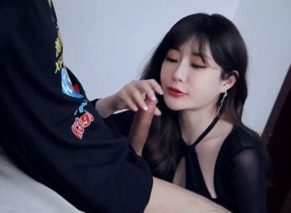 น้องสาวกลับมาที่บ้านเกิดของเธอเพื่อล้อเลียนลูกพี่ลูกน้องของเธอ