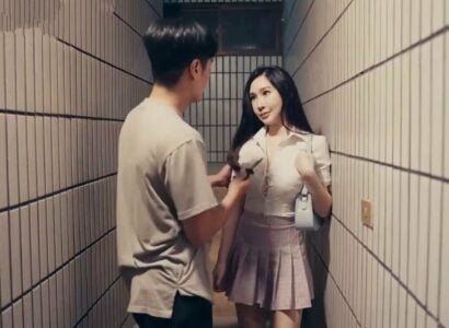 พนักงานต้อนรับบนเครื่องบินลงวันที่แขกวีไอพีเพื่อลงนามในสัญญาที่น่ากลัว