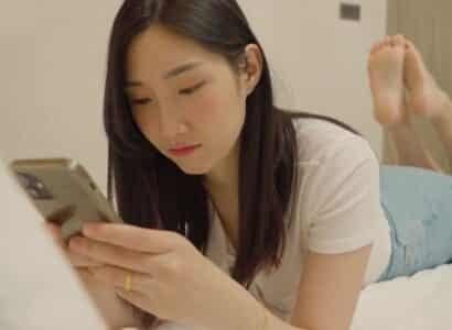 สาวสวยที่มีหน้าอกเต็มถูกข่มขืนบนรถบัสกลางคืน