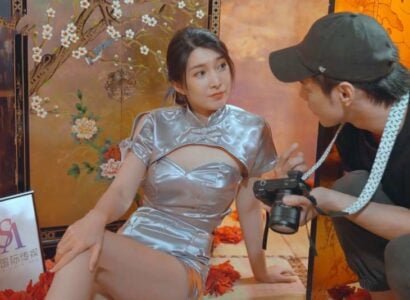 สาวสวยมีความสุขที่ได้ทำให้ร่างกายของร่างกายเป็นที่พอใจเพื่อสำรวจร่างกาย