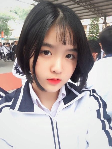 สาวสวยได้ยินเพื่อนที่ดีที่สุดของเธอเมฆเที่ยงคืนฝนและเมฆ
