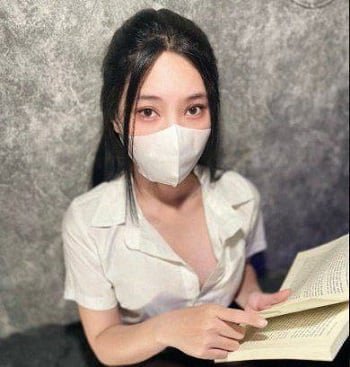 ชายชราสองคนเชิญเด็กสาวให้รักสุดขีด
