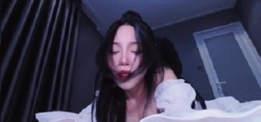 Khanh Binh โป๊ออนไลน์กับอดีตเพื่อนของเธอ