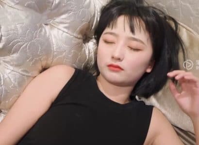 ชายผู้น่าสงสารหยุดเวลาเพื่อให้หญิงสาวที่ถูกทำลายเหมาะสม