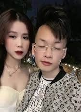 คนหนุ่มสาวตื่นเต้นที่จะสำรวจความสุขกับคนรักและแม่ของพวกเขา